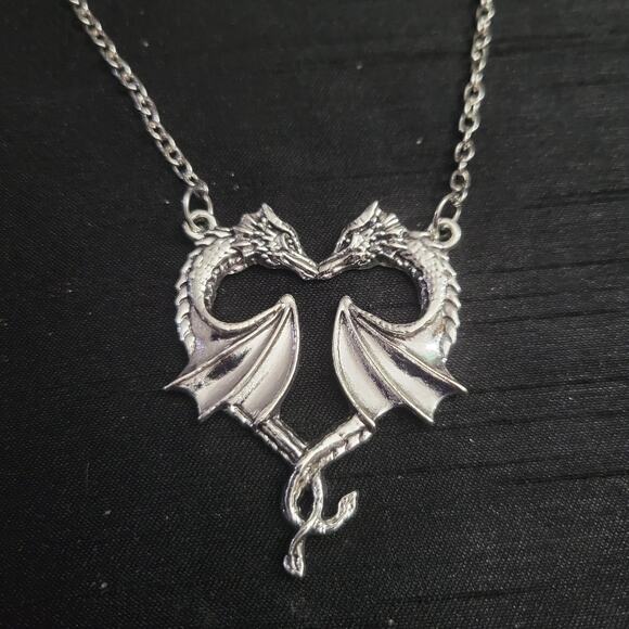 Dragons intertwined into heart shape necklace - Picture 1 of 2